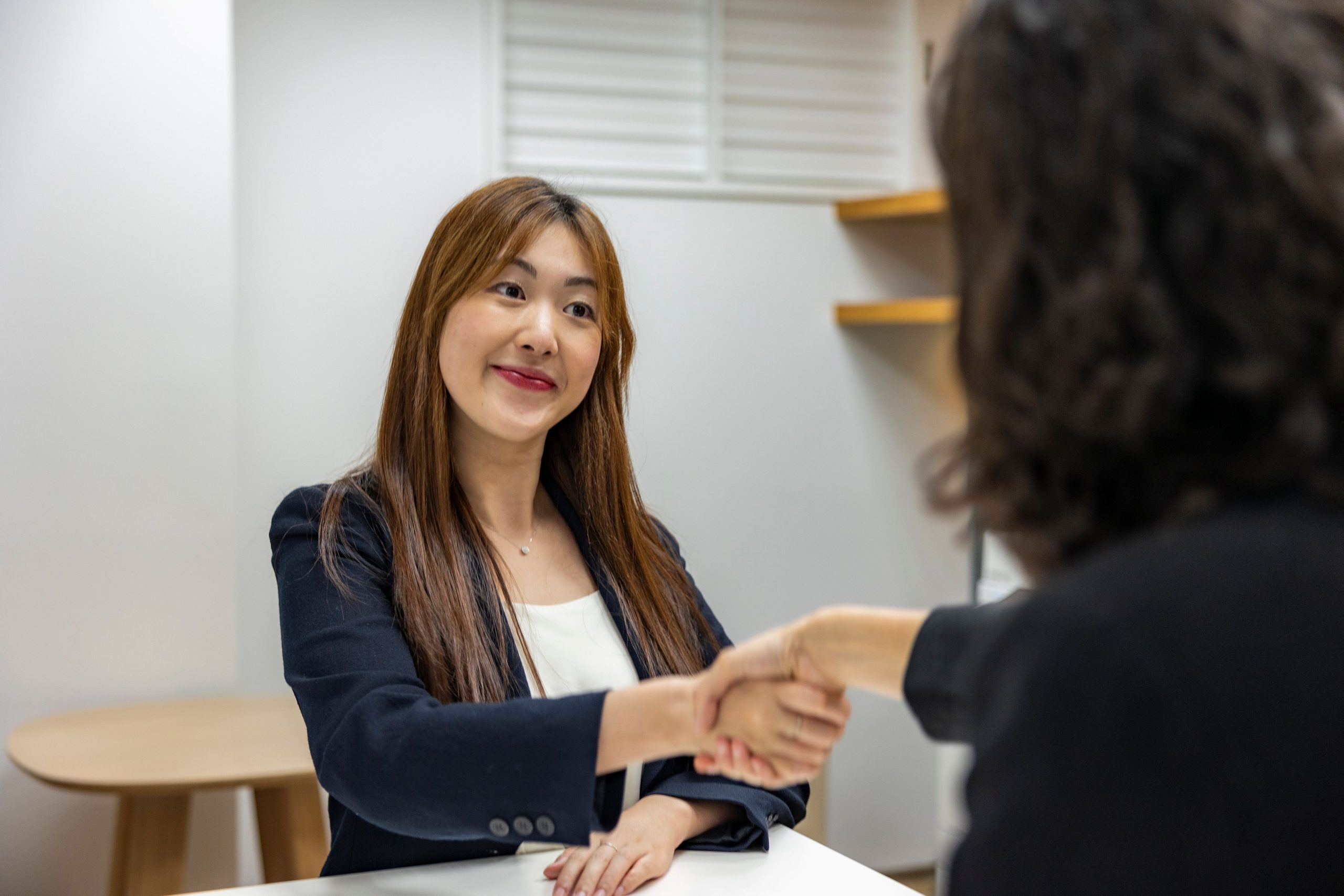 Femme d'affaires serrant la main à son recruteur