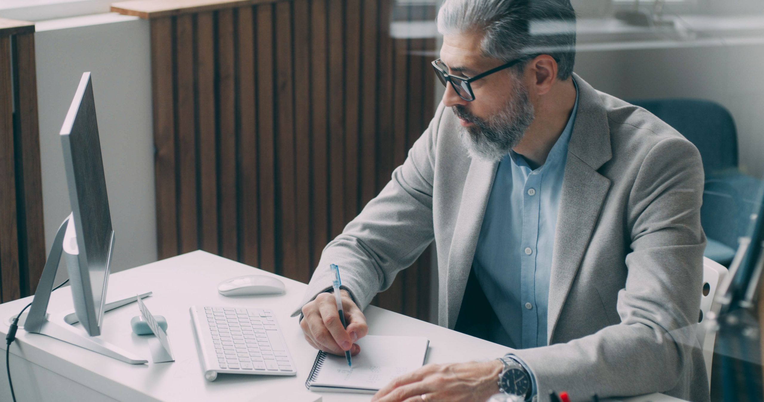 Homme d'affaires mature prenant des notes au bureau
