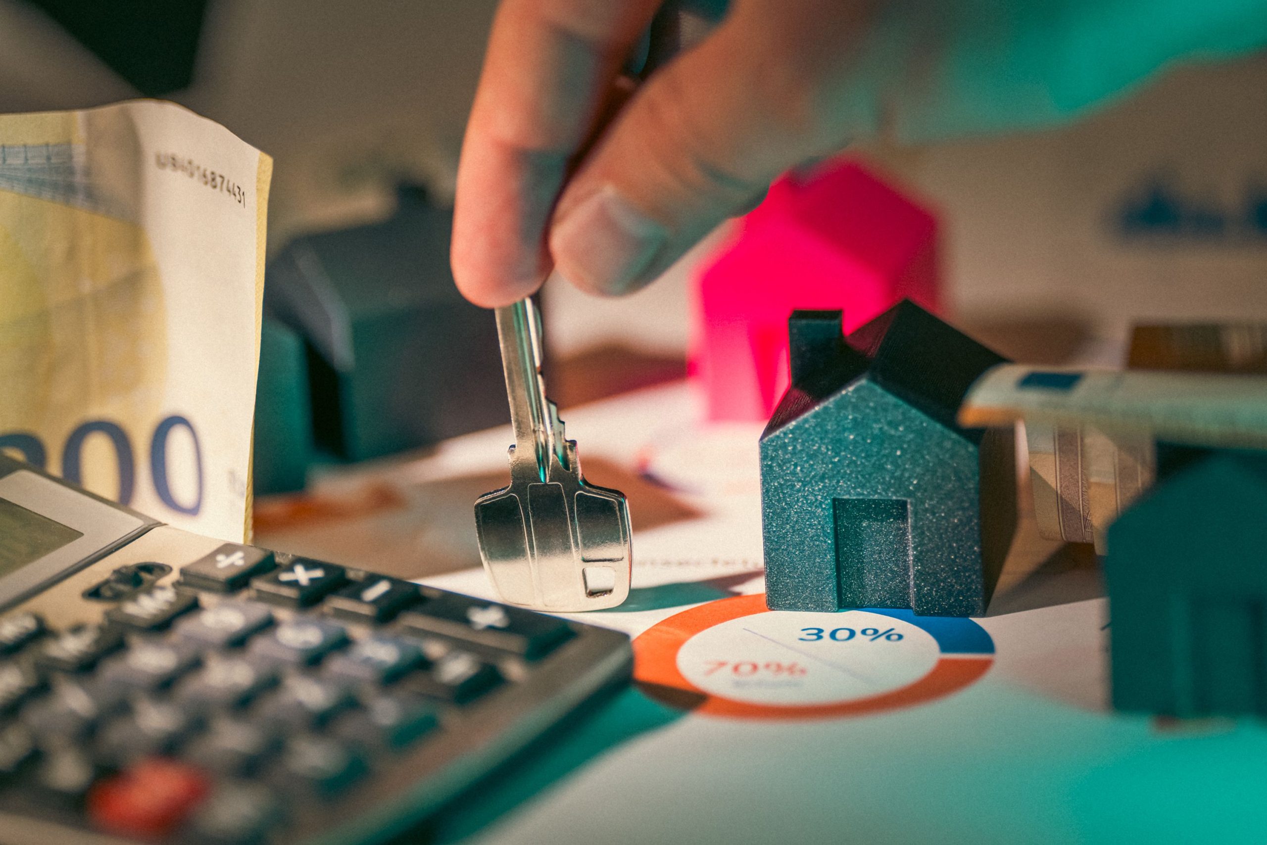 Clés, calculatrice et argent pour un prêt immobilier