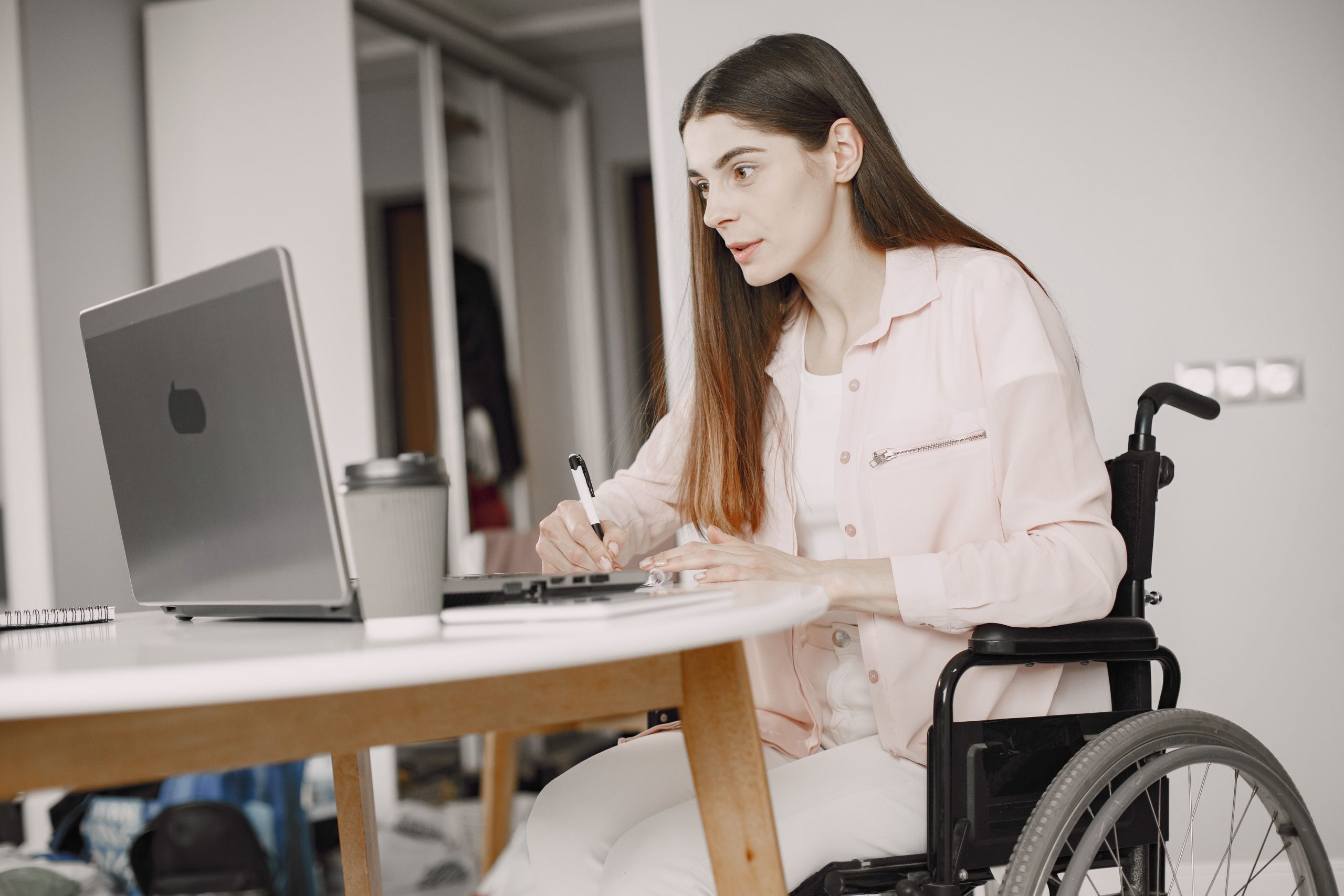 Femme en fauteuil roulant travaillant a distance