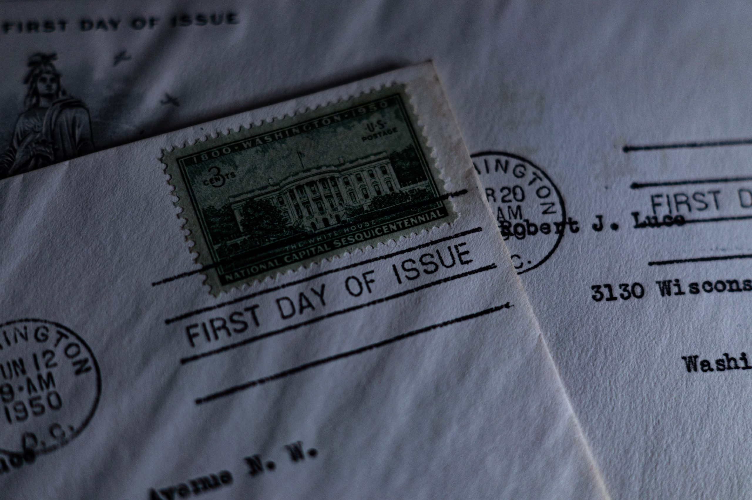 Timbre-poste vintage sur enveloppe avec nostalgie