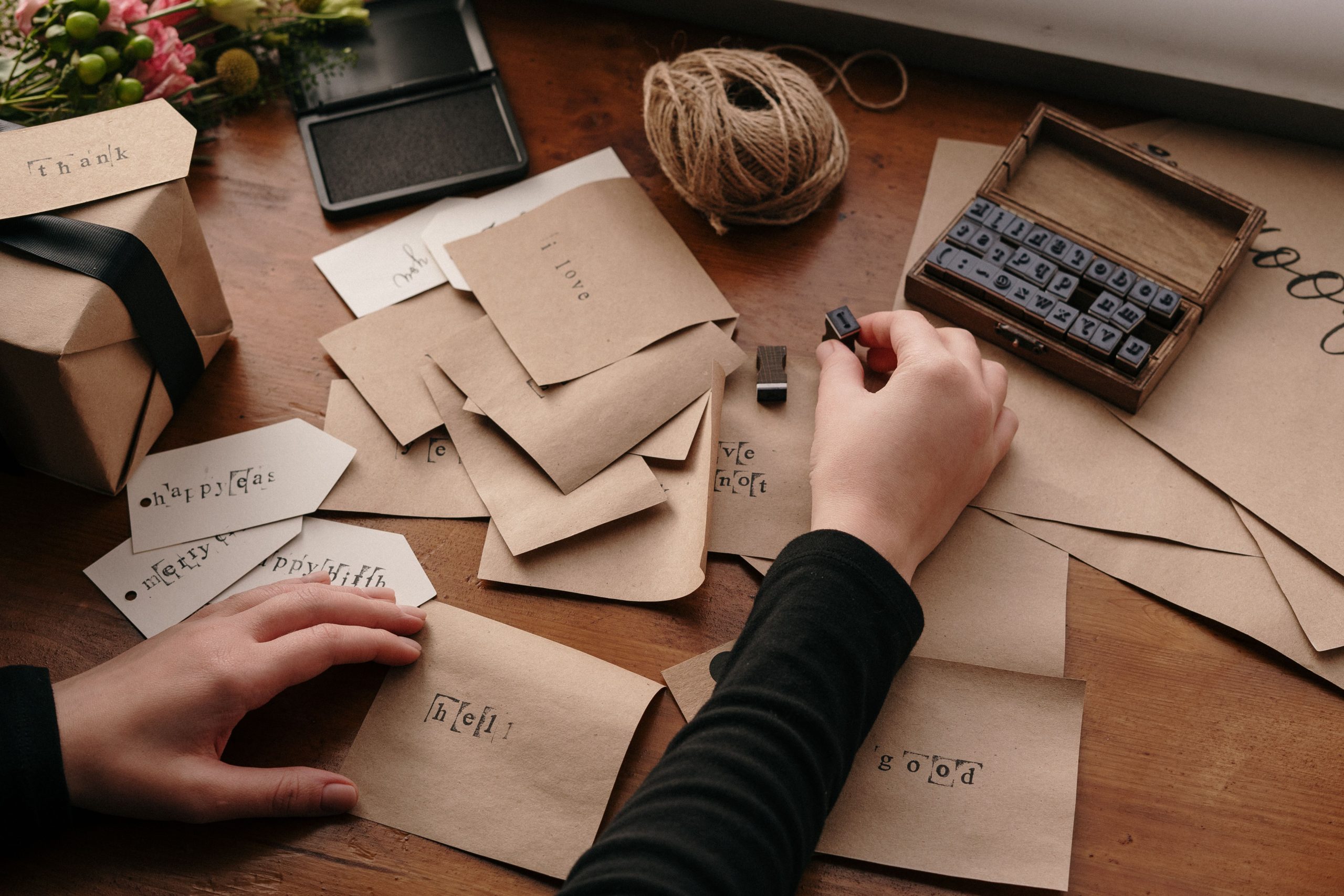 Personne timbrrant des enveloppes avec des lettres manuscrites