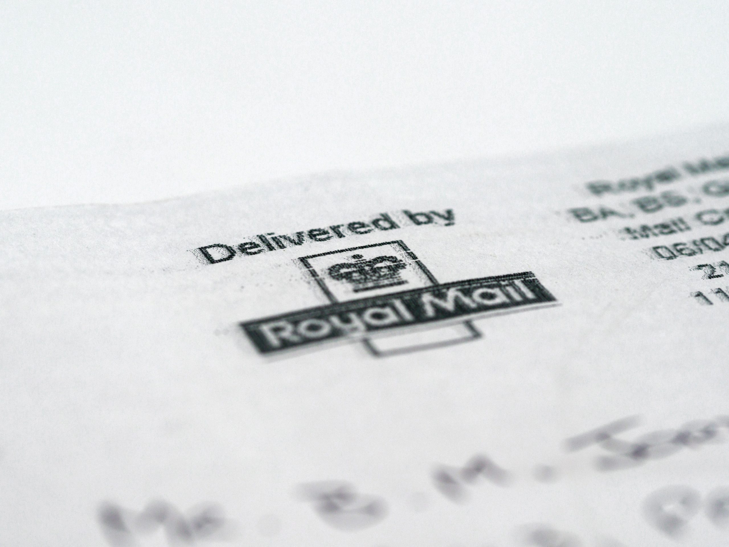 Timbre Royal Mail sur un document de courrier recommandé