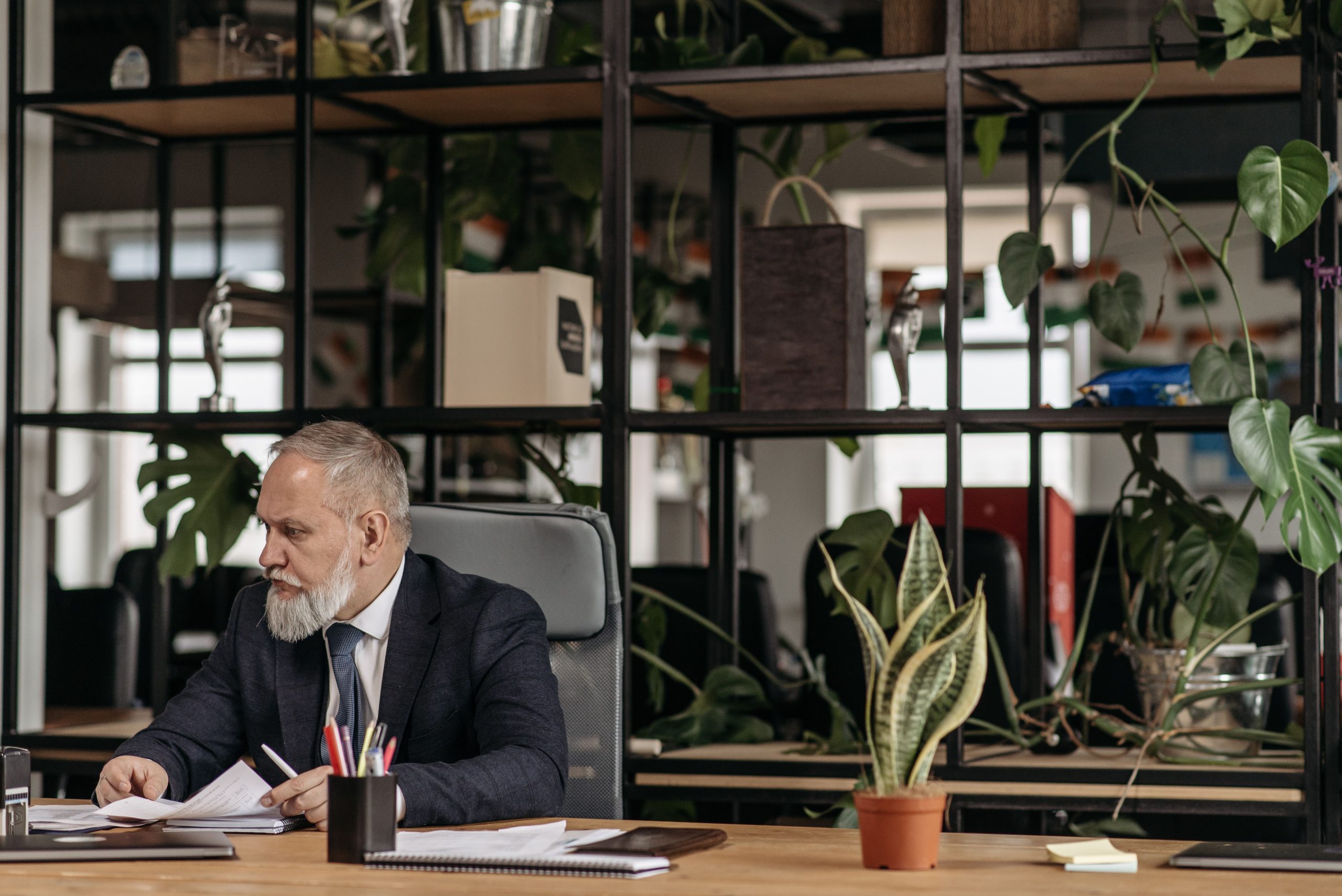 Homme senior en costume travaillant dans un bureau moderne