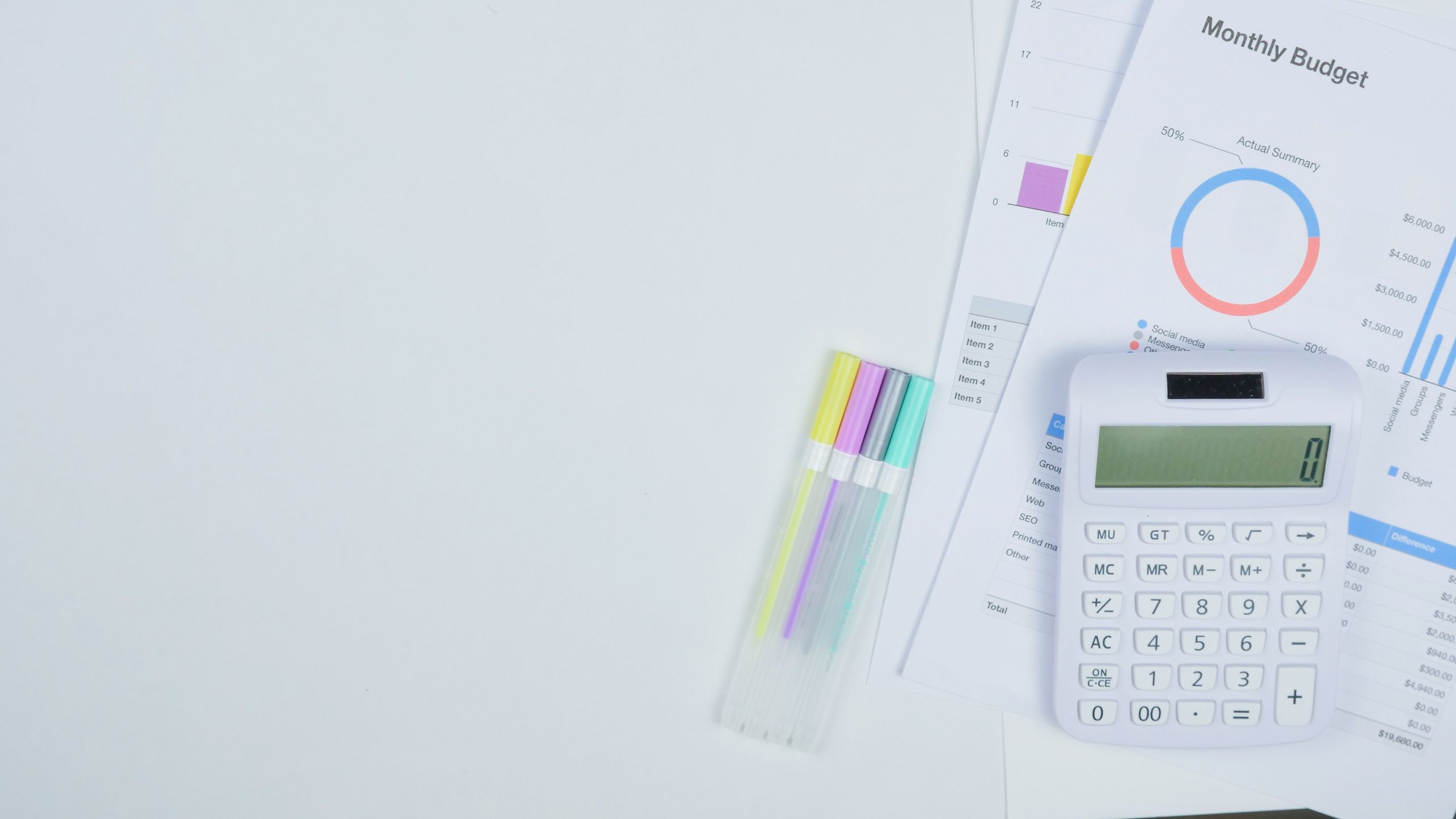 Bureau minimaliste avec calculatrice et documents budgétaires