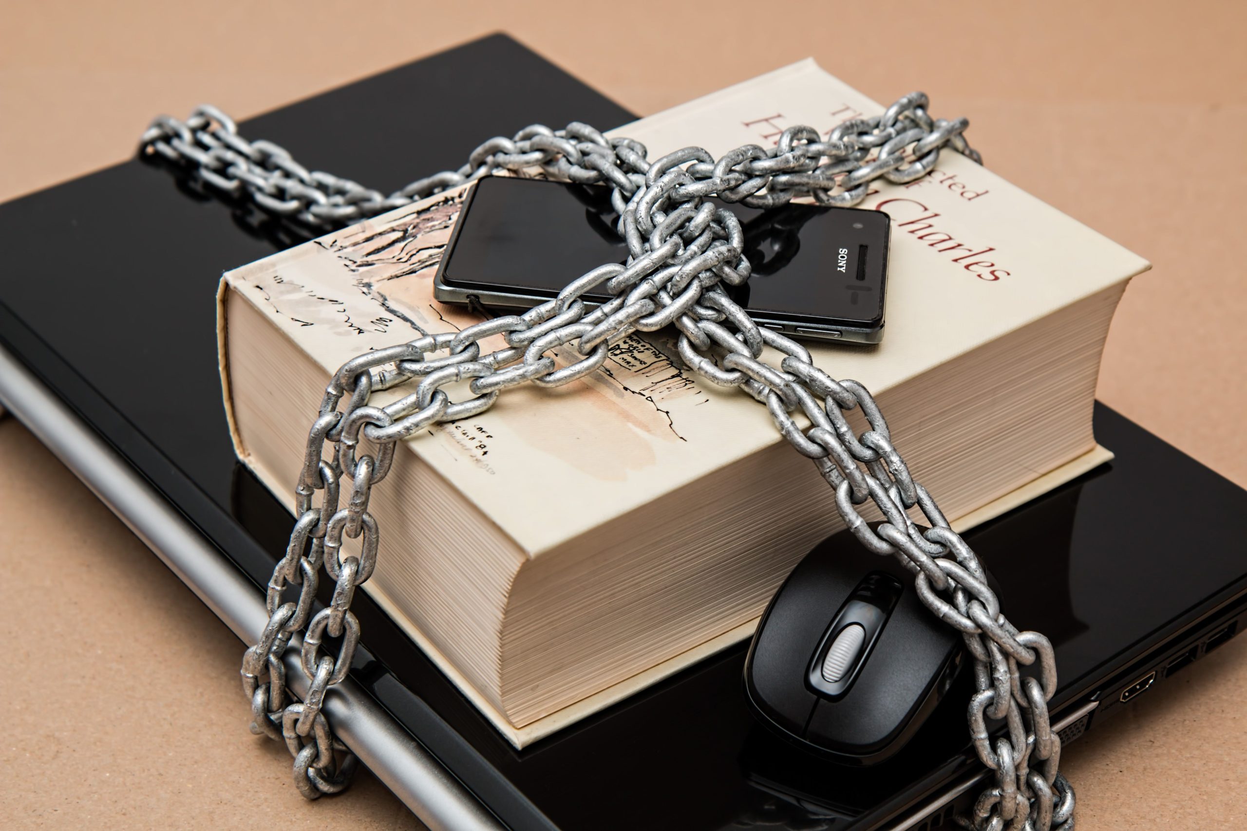 Livre, téléphone et ordinateur chaîne verrouillée