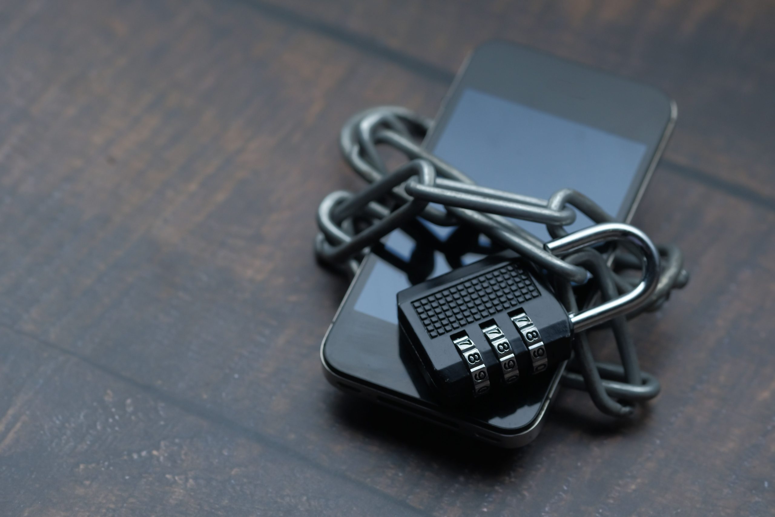 Smartphone enrobé chaîne et cadenas sécurité