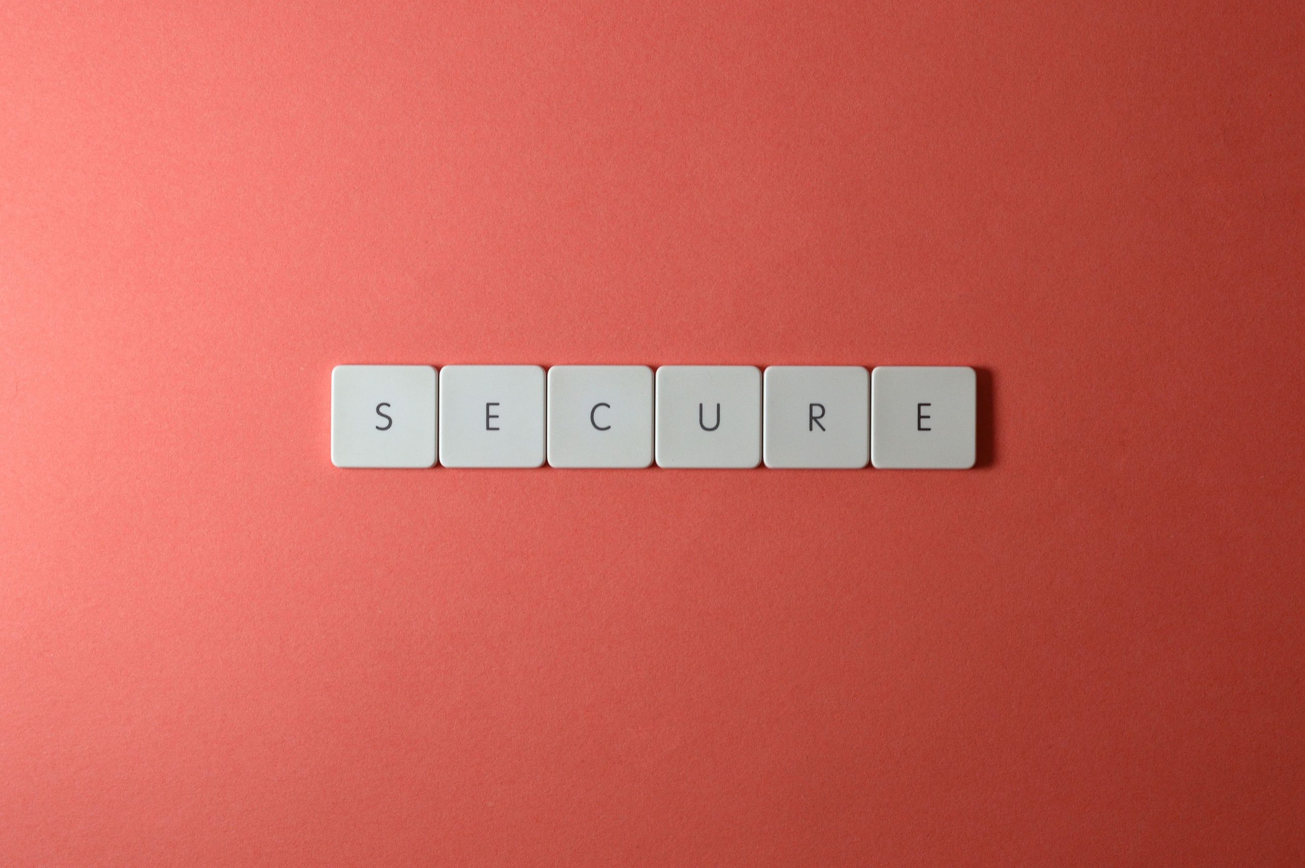Mot secure écrit carreaux surface rouge